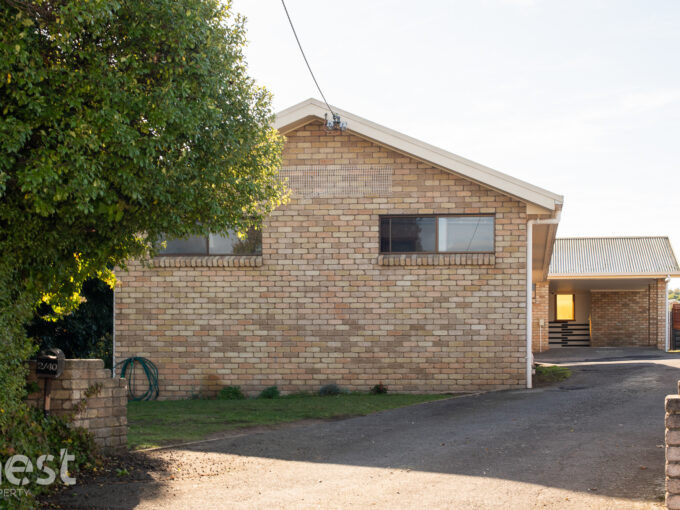 2/40 Bishops Drive NEWNHAM